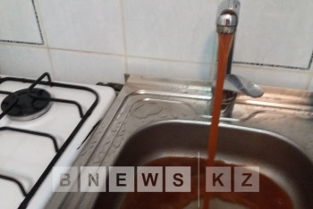 Фотография к новости: Жители Семея три месяца пользуются ржавой водой