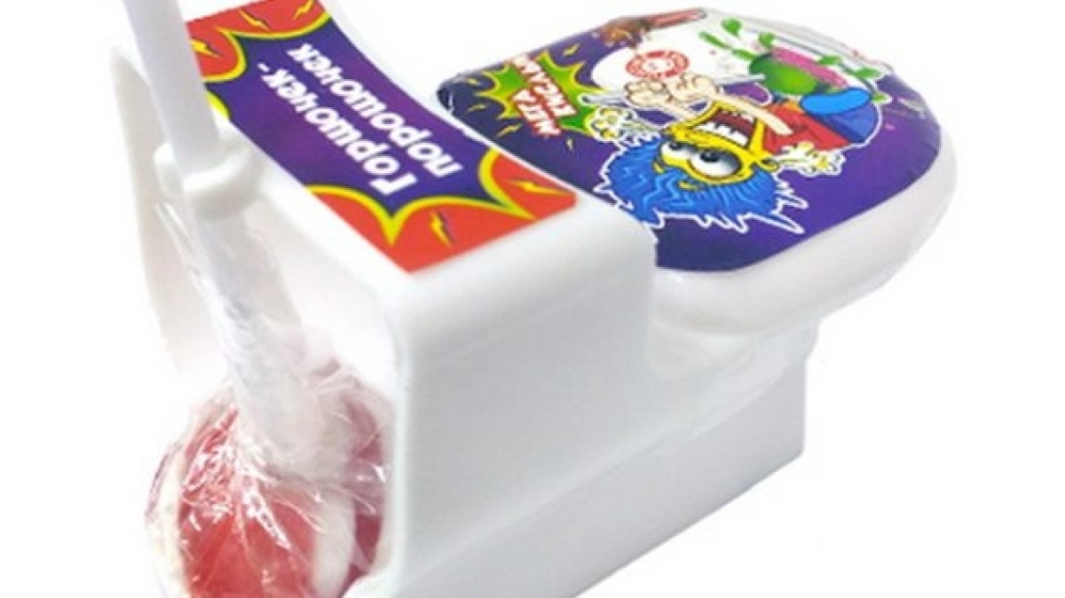 В Костанае возмущены продажей чупа-чупса с игрушечным унитазом (ФОТО)