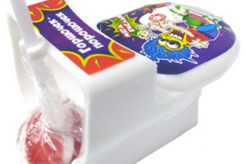 Фотография к новости: В Костанае возмущены продажей чупа-чупса с игрушечным унитазом (ФОТО)