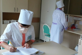 Фотография к новости: В Уральске отравившиеся бургерами люди простили владельца кафе