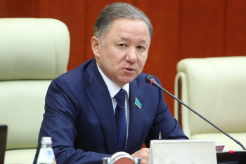 Фотография к новости: Нурлан Нигматулин открыл первое пленарное заседание Мажилиса РК в 2017 году