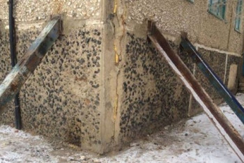 В Жезказгане нашли деньги на реконструкцию аварийного подъезда в жилом доме (ФОТО)