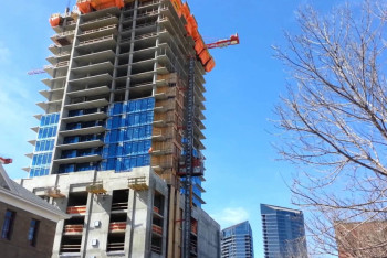 Несколько семей в Астане живут в недостроенном доме без света и тепла (ФОТО)