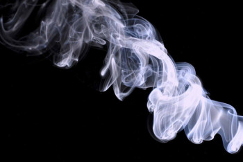 Фотография к новости: Столичные полицейские предлагают астанчанам сообщать о курящих в подъезде на номер 102