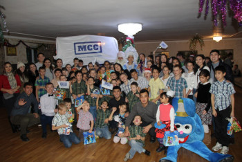 В Алматы более 100 ребят из детских домов получили новогодние подарки от благотворителей