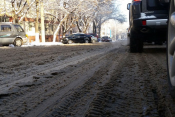 Фотография к новости: 2500 тонн антигололедных смесей высыпали за ночь на дороги Алматы