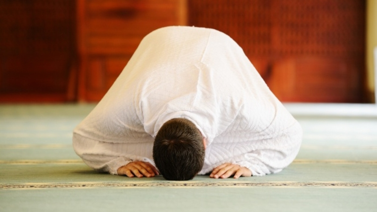 Врач в Кыргызстане из-за намаза отказался принять больного ребенка