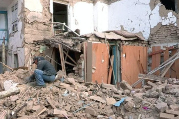 Фотография к новости: В разрушенном доме в Шымкенте годовалая девочка выжила благодаря детской колыбели 