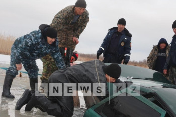 В Кызылординской области легковой автомобиль провалился под лед озера