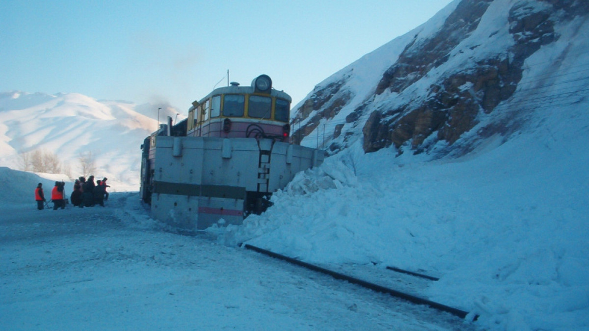 В Восточном Казахстане проходит спуск снежных лавин