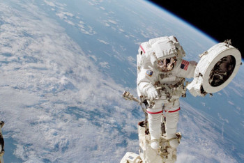 Фотография к новости: Экипаж МКС-50 совершит два выхода в открытый космос в начале января