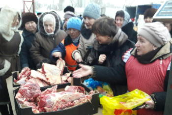 Фотография к новости: В Уральске на новогодней ярмарке ажиотажным спросом пользовалось мясо (ФОТО)