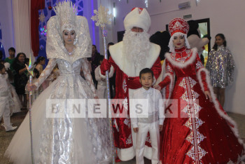 Трехэтажный торт подарил детям аким Кызылорды на новогоднем утреннике (ФОТО)