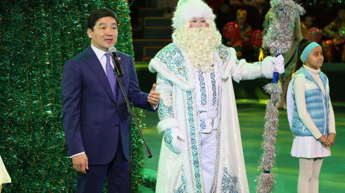 1700 детей получили новогодние подарки от акима Алматы Бауыржана Байбека (ФОТО)