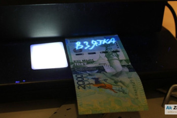 Фотография к новости: В Атырау банкомат выдал меченную словом «взятка» купюру 