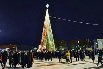 Фотография к новости:  В Уральске главную елку зажгли аким ЗКО и полсотни Дедов Морозов