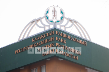 Фотография к новости: В 2016 году казахстанцы массово закупались долларами