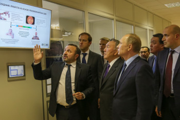 Фотография к новости: Президенты Казахстана и России побывали на фармзаводе, разрабатывающем «таблетку молодости» (ФОТО)