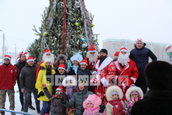 Фотография к новости: Деды Морозы и Санта Клаусы устроили забег в Уральске (ФОТО)