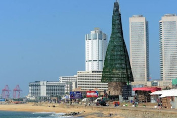 Фотография к новости: На Шри-Ланке собрали самую большую искусственную елку в мире