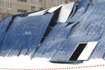 Фотография к новости: В Петропавловске обрушилась крыша ледового катка