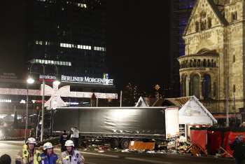 Фотография к новости: В Берлине жертвами наезда грузовика стали 12 человек (ФОТО, ВИДЕО)