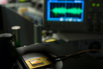 Фотография к новости: Англичане создали самое маленькое в мире радио из дефектного алмаза (ВИДЕО)