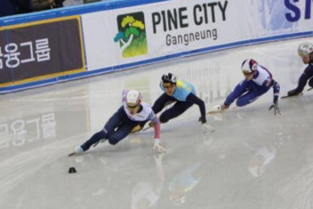 Фотография к новости: Казахстанец Нурберген Жумагазиев выиграл этап Кубка мира по шорт-треку