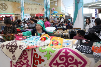 Фотография к новости: «Шебер-Керуен» в Астане: Посуда из верблюжьей кожи и картины из войлока (ФОТО)