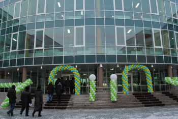 Фотография к новости: Школу, детсад и амбулаторию подарили Семею ко Дню независимости