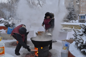 Фотография к новости: В Петропавловске горожане в праздничный день отведали плов, пельмени и баурсаки
