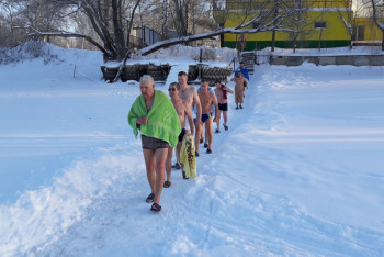 Фотография к новости: В Уральске 91-летний ветеран войны открыл зимний купальный сезон