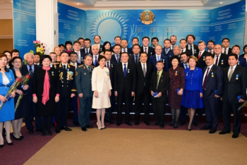 Фотография к новости: Бакытжан Сагинтаев вручил государственные награды РК