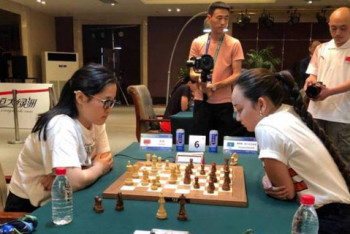 Фотография к новости:  Жансая Абдумалик сыграла с сильнейшими шахматистками мира 