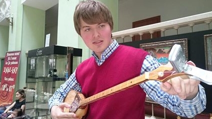 Москвич Иван Сураев восхитился казахской национальной музыкой и заиграл на домбре