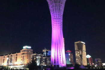 Фотография к новости: Крупные объекты Нур-Султана и Алматы одновременно подсветили фиолетовыми огнями