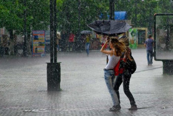 Фотография к новости: Штормовое предупреждение объявлено в ряде областей  и столице Казахстана