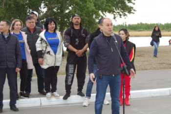 Даурен Абаев принял участие в экологической акции по очистке реки Тобол