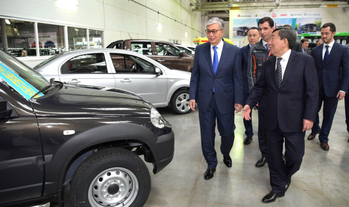 Президент Казаxстана посетил ТОО "СарыаркаАвтоПром"