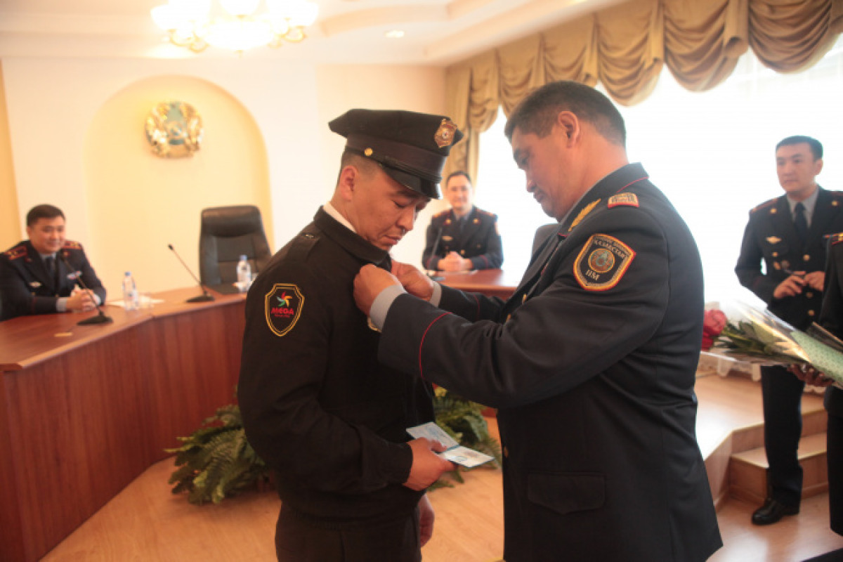 Охранников, предотвративших насилие над несовершеннолетней, наградили в Алматы