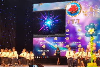 Рэп в школьной форме, вальс под "Give Me Love": Кокшетауские лицеисты празднуют начало каникул