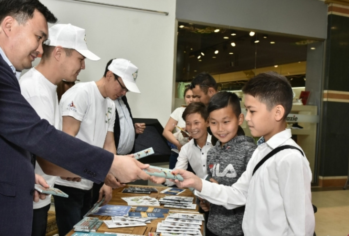В Актобе прошла акция в поддержку отечественного производства