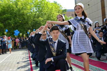  Одиннадцатиклассники Прииртышья станцевали прощальный вальс