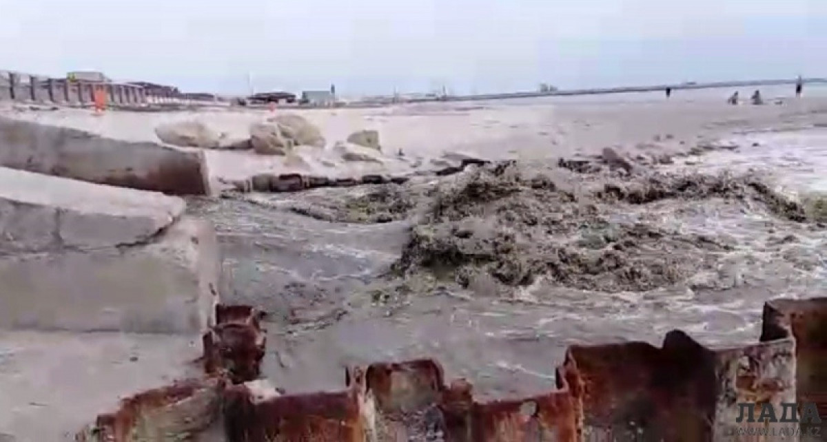 Сброс грязной воды в Каспий: Ущерб оценили в 1,7 млн тенге