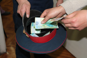 Фотография к новости: В Туркестанской области задержан полицейский за взятку