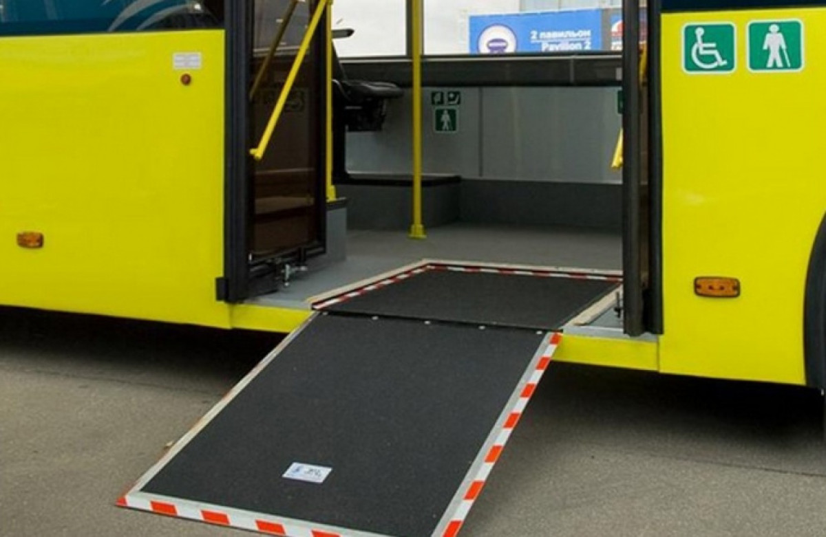 Водителя столичного автобуса уволили за отказ опустить пандус 