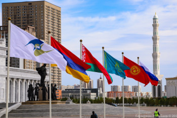 Фотография к новости: Что подарил Елбасы президентам ЕЭАС