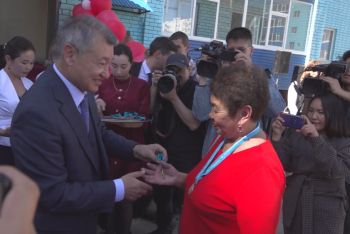 Фотография к новости: Даниал Ахметов вручил ключи от квартир 45 многодетным семьям 