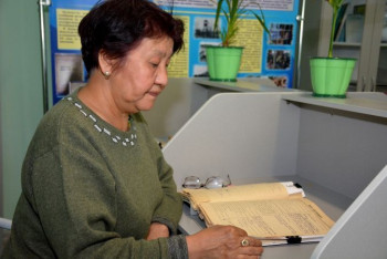 Жительница из Жезказгана впервые увидела почерк репрессированного деда в архиве СКО