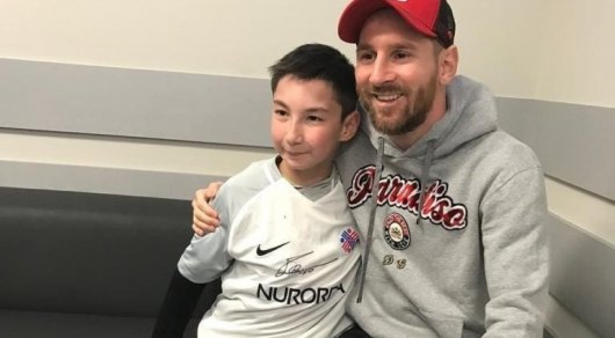 Казахстанский Ник Вуйчич продает футболку Месси